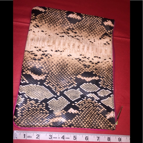 Estée Lauder’s Embossed Snake Print Makeup Bag - Picture 3 of 10
